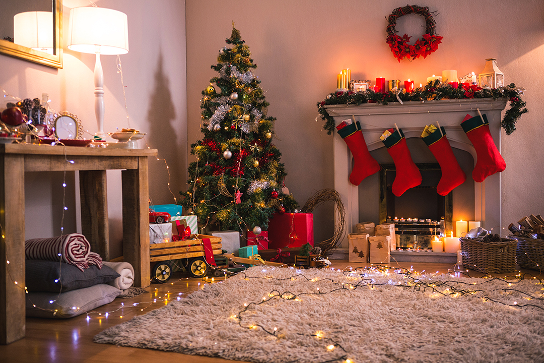 Noel trong nhà không chỉ là dịp để tụ họp cùng gia đình và bạn bè mà còn là cơ hội để tô điểm ngôi nhà của bạn thật đẹp và rực rỡ. Hãy chọn cho mình những cây thông, đèn trang trí và các phụ kiện decor đầy sáng tạo để tạo nên một không gian ấm cúng và đầy phấn khích trong ngày Giáng sinh.